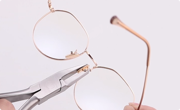 Wie stellt man den Nasensteg einer Metallbrille ein?