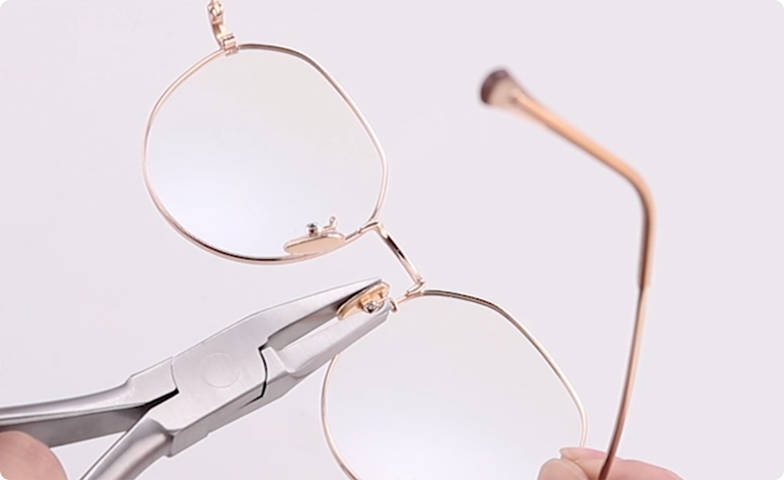 Wie stellt man den Nasensteg einer Metallbrille ein?