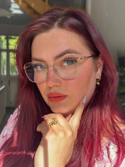 Die Brille ist edel und lässt sich zu vielen Outfits kombinieren.2