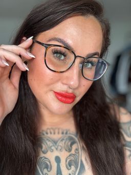 Der Kauf war sehr bequem, und die Brille ist auch sehr gut.0