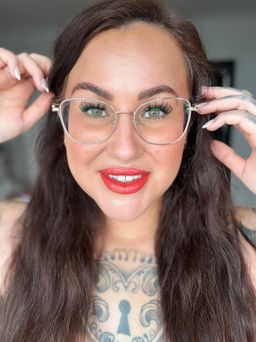 Besonders gut gefällt mir die seitliche Gestaltung der Brille, die seh0