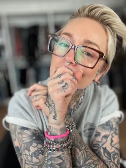 Der Retro-Stil ist nach wie vor sehr beliebt! Diese Brille passt perfe2