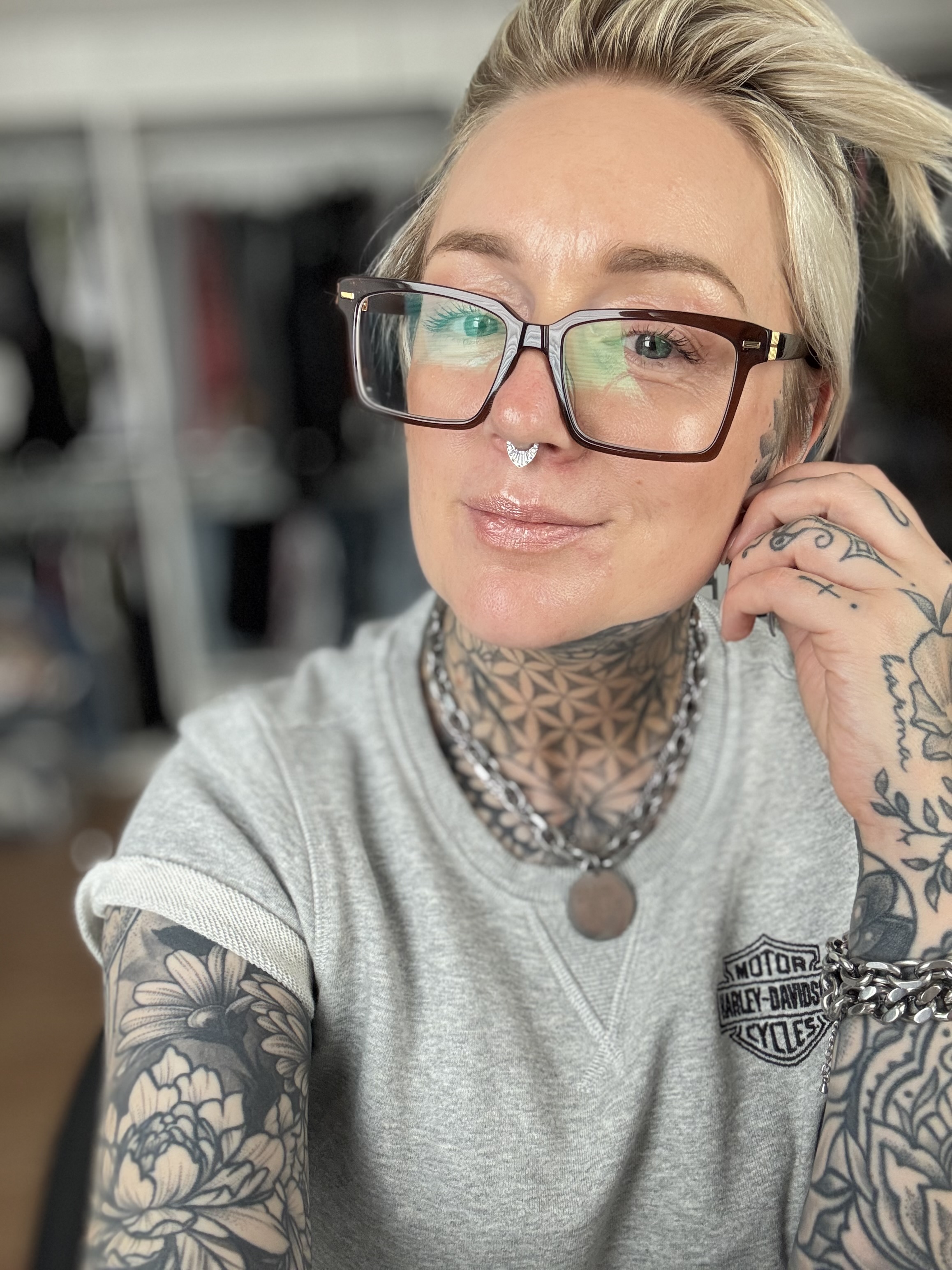 Der Retro-Stil ist nach wie vor sehr beliebt! Diese Brille passt perfe1