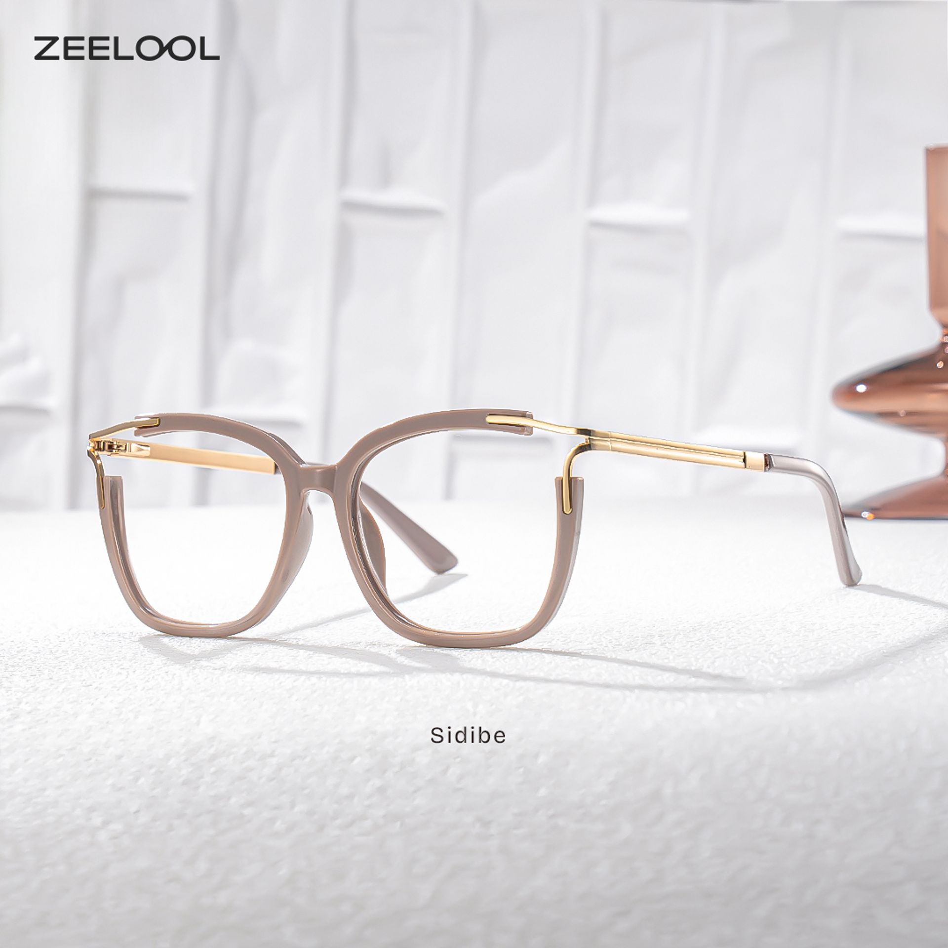 Sidibe Khaki Quadratisch Brille1