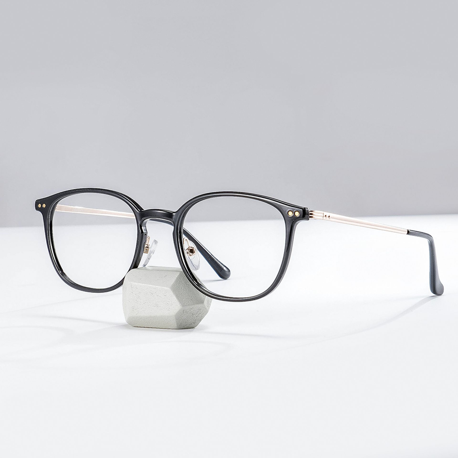 Mira Schwarz Oval Brille1