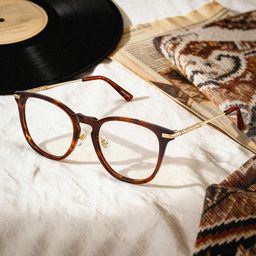 Laura Tortoise Quadratisch Brille1