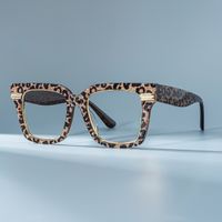Taylor Braun-Leo Quadratisch Brille1