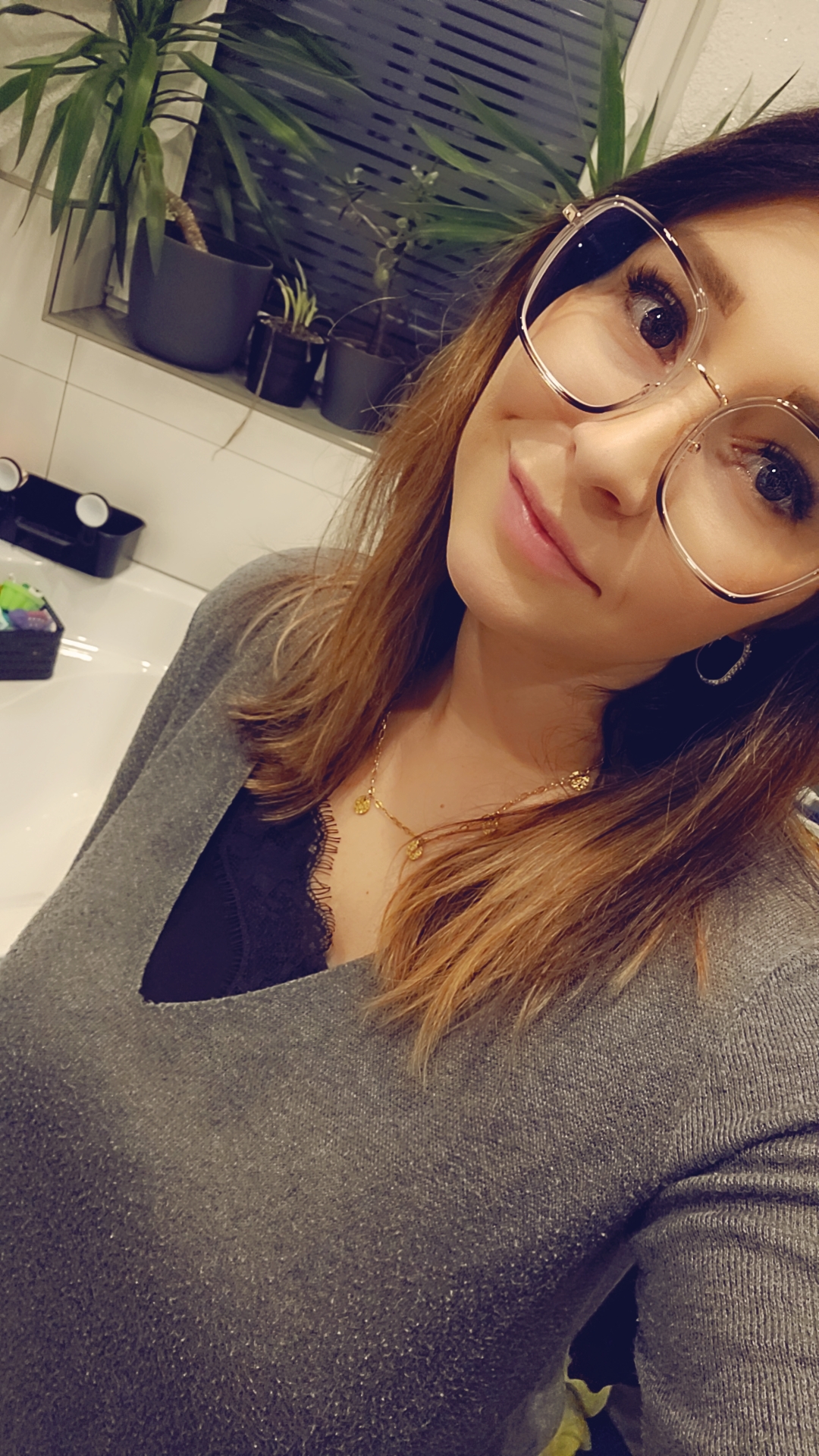Sehr schöne Brille. Passt super und hat eine tolle Form.0