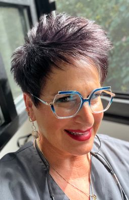 Sehr stylische Brille die sich super tragen lässt.0