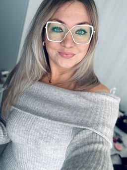 Die Brille hat einer wunderschöne goldene Fassung. Die Form fällt sofo1
