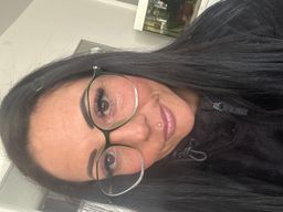 Ich mag die Farbe vom leichten Grün, die Brille ist groß und lässt sic0