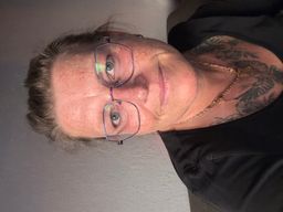 So eine tolle Brille,ich mag ja diese großen Rahmen sehr gerne
Hab sch0