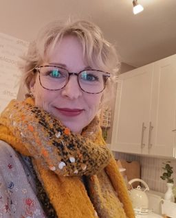 Das Gestell erinnert mich an die Walden ohne Glitzer. Hab ich gesehen 0