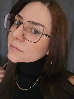 Eine schöne Brille, die ich wirklich gerne trage. Die Bügel erinnern m0