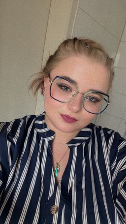 Super schöne Brille. Sehr gut kombinierbar mit Blauen Klamotten. Passt0
