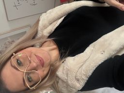 Die Brille hat einer wunderschöne goldene Fassung. Die Form fällt sofo2