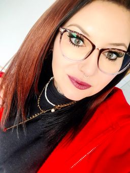 Diese Brille ist sehr leicht.  Das lila ist nicht zu lila. Ehr dezent 0