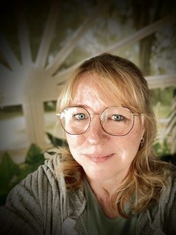 Eine schöne Brille. Außen in schwarz einfasst und innen goldfarbig. Di0