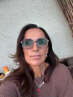 Preis-Leistungs-Verhältnis top die Brille. Sieht sehr toll aus. Man si0