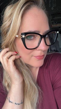 Eine wunderschöne Brille! Das schwarze Gestell ist zeitlos und die Per0