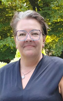 Die Brille war ein Geschenk. Die Beschenkte hat sich riesig über das a0