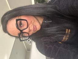 Mega Design, ich liebe das eckige Model 
Die goldenen Bügel dazu 

Ein0