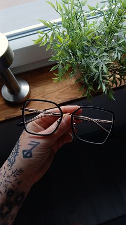 Wunderschöne Brille und sehr gute Qualität. Passt von der Sehstärke un1