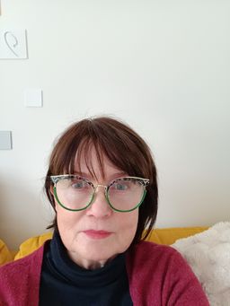 Etwas auffällige qualitativ hochwertige Gleitsichtbrille.
Ich hatte no0