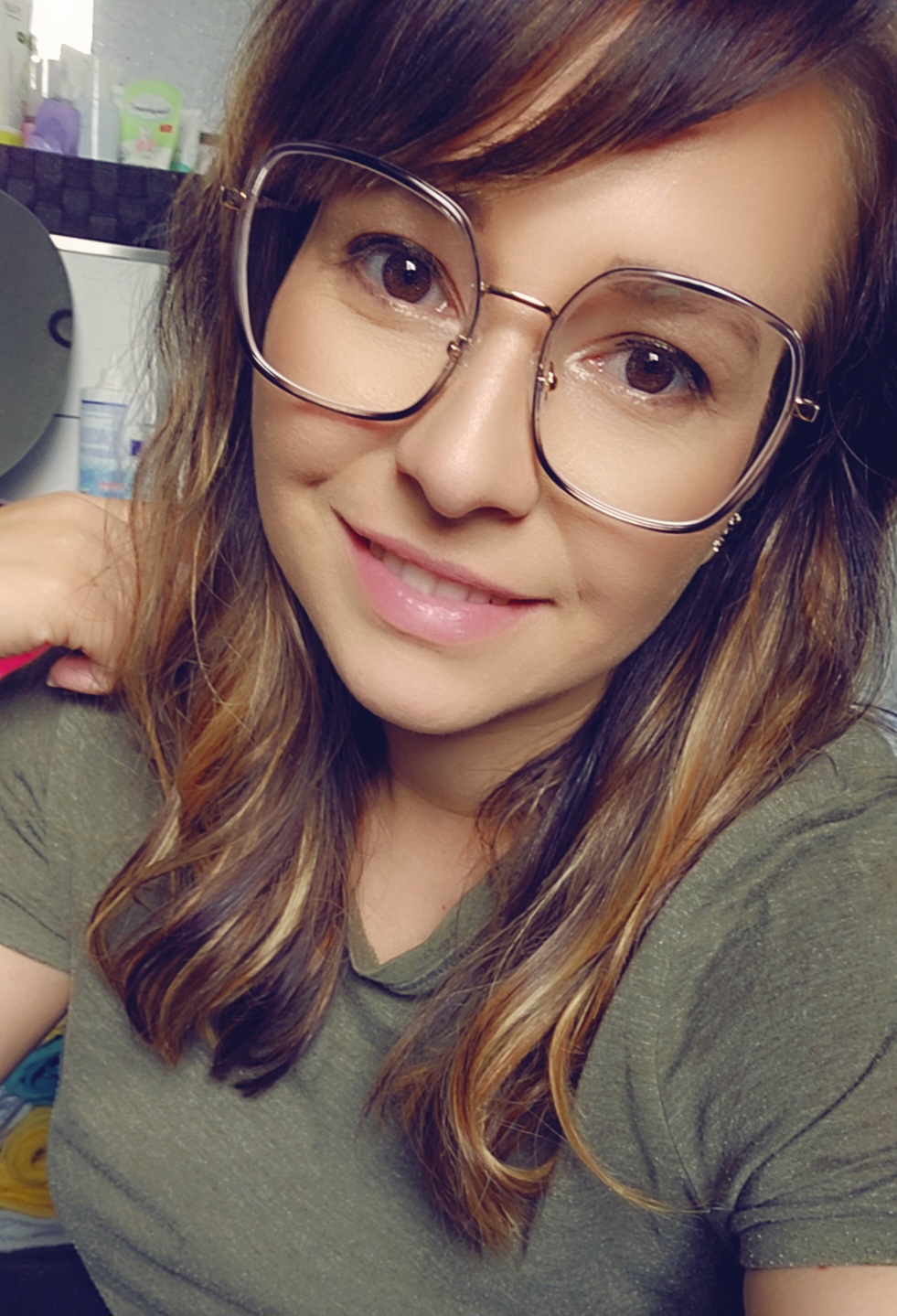 Sehr schöne Brille. Passt super und hat eine tolle Form.1