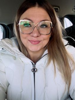 Die Brille hat einer wunderschöne goldene Fassung. Die Form fällt sofo3