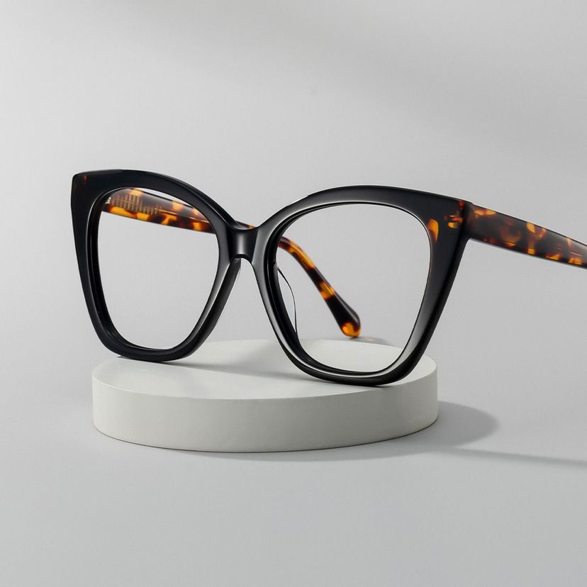 Kira Schwarz Schmetterling Brille