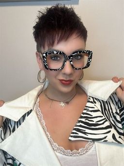 Sehr stilvolle, dick gerahmte Brille.0