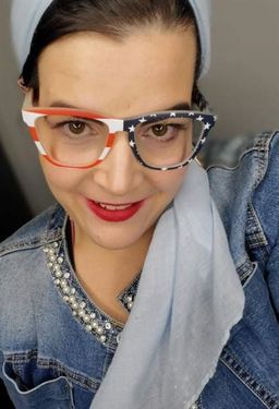 Zu Jeans Looks sieht diese Brille besonders toll aus.0