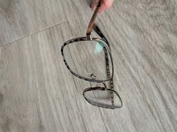 Das Brillengestell wirkt leicht, die Farben sind schön, wenn auch etwa0