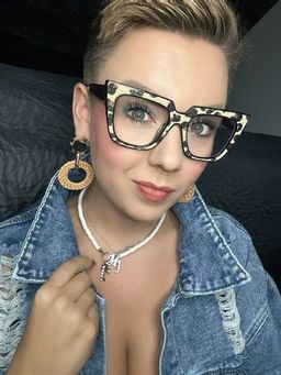 Die Brille mit dem wilden Leopardenmuster ist so cool!1