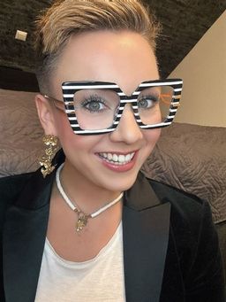 Ich stehe auf Streifen und diese Brille finde ich wirklich super!0