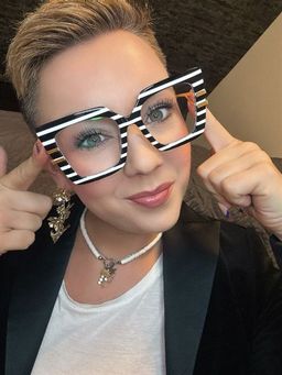 Ich stehe auf Streifen und diese Brille finde ich wirklich super!1