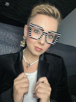 Ich stehe auf Streifen und diese Brille finde ich wirklich super!2