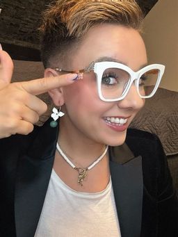 Diese Brille ist super schick und definitiv eine tolle Bereicherung de2