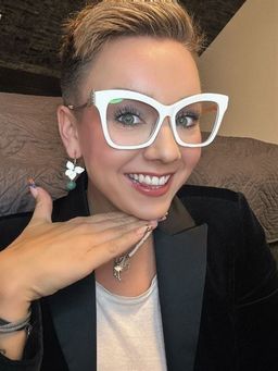 Diese Brille ist super schick und definitiv eine tolle Bereicherung de0