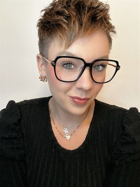 Stilvolle schwarze Brille. Es wird nie alt!1