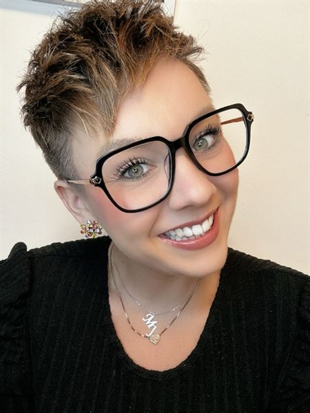 Stilvolle schwarze Brille. Es wird nie alt!0