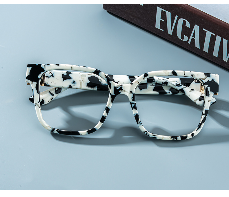 Kerri Kuhmuster Quadratisch Brille